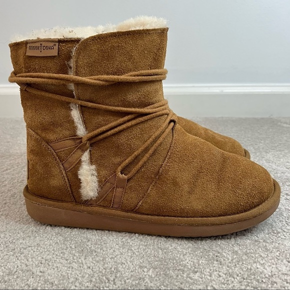 Minnetonka Woburn Wrap Lace Sherpa Lined Boots - Picture 3 of 12
